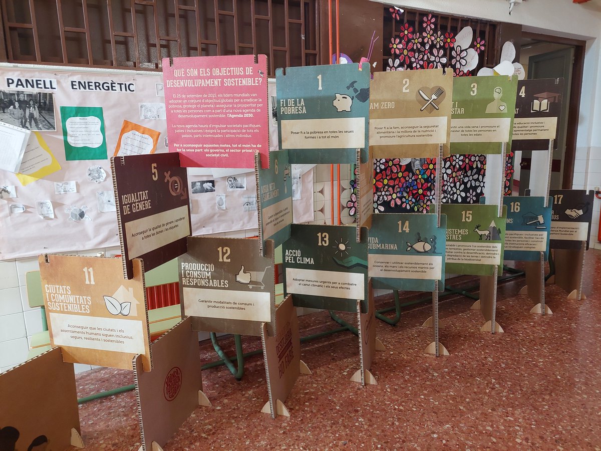 🔶La regidora de @justglobalVLC, junt amb el president de <a href="/fonsvalencia/">Fons Valencià per la Solidaritat</a>, ha visitat el CEIP Nicolau Primitiu🎒, per a conéixer les diferents activitats del projecte "In/Sostenible", que consta d'una exposició itinerant📍, una visita guiada🧐 i un taller didàctic🌐 sobre els #ODS.