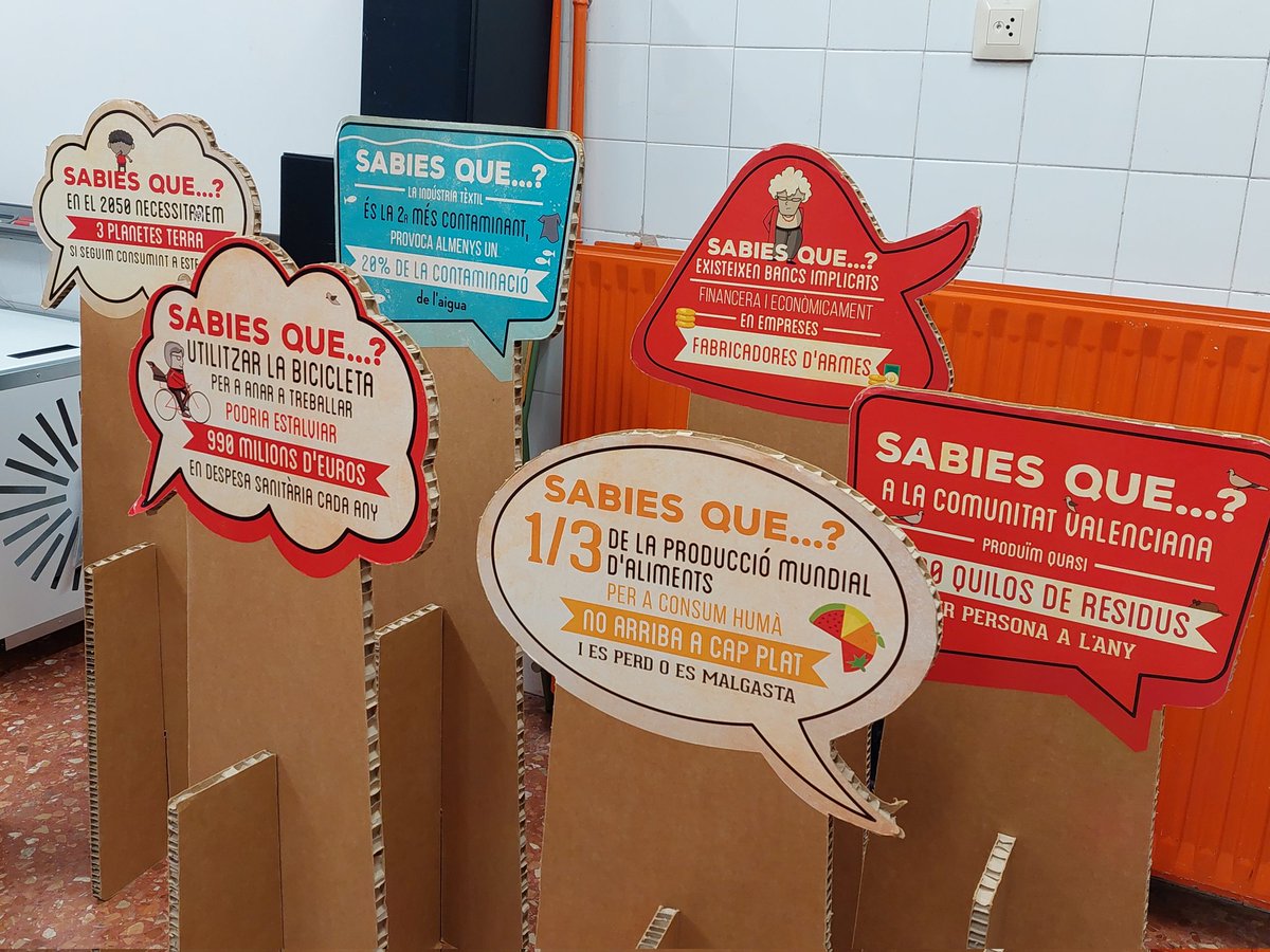 ♻️ Visitamos el CEIP Nicolau Primitiu, junto a Álvaro Escorihuela <a href="/fonsvalencia/">Fons Valencià per la Solidaritat</a>, para conocer las actividades del proyecto “In/Sostenible”.
👉 Exposición itinerante, visita guiada y taller didáctico en los centros educativos para sensibilizar a más de 1.500 alumnos en los ODS 🌐