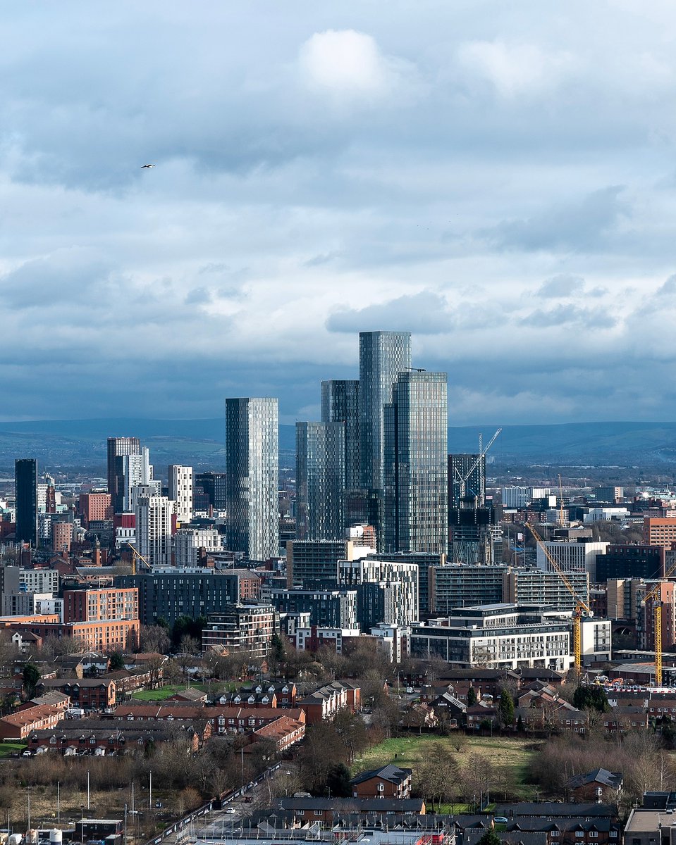 ColeWaterhouse's tweet photo. Good Morning Manchester! 🐝

I spy a view to be jealous of. The future residents of the Anchorage Gateway penthouse apartments will have this view to enjoy every day. 

#manchester #penthouseliving #penthousesofmcr #buildtorent #mediacityuk #manchesterskyline https://t.co/HJ9CgVuEwR