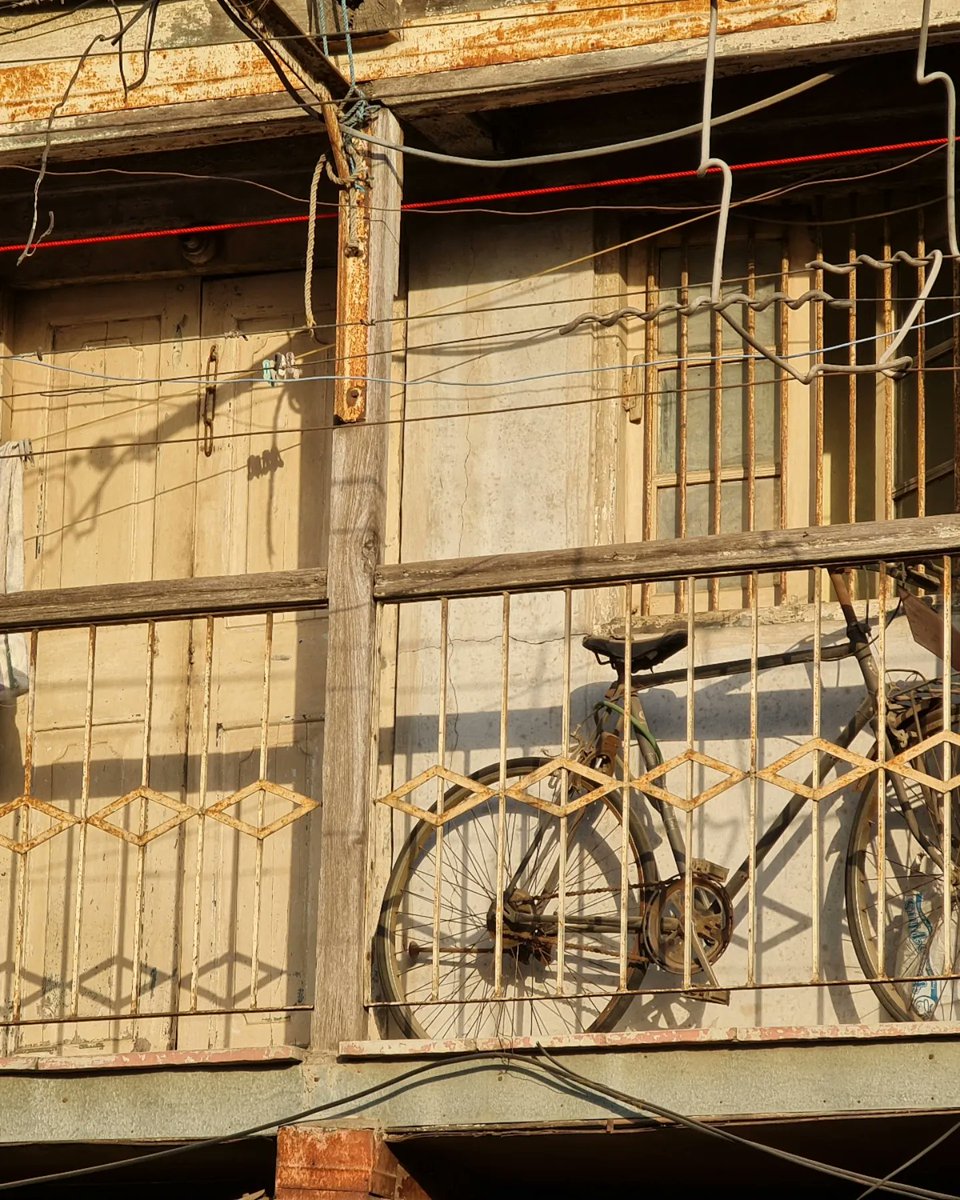 thelocalg's tweet photo. There are few old buildings located in the old city of Pune.
While wandering through the streets of Pune city for #punestreetfoodseries, I took a moment and clicked this picture in the golden hour 🌇
#architecture #history #punecity #punekar #Thelocalguide #pune #history https://t.co/1UbqC18cfF
