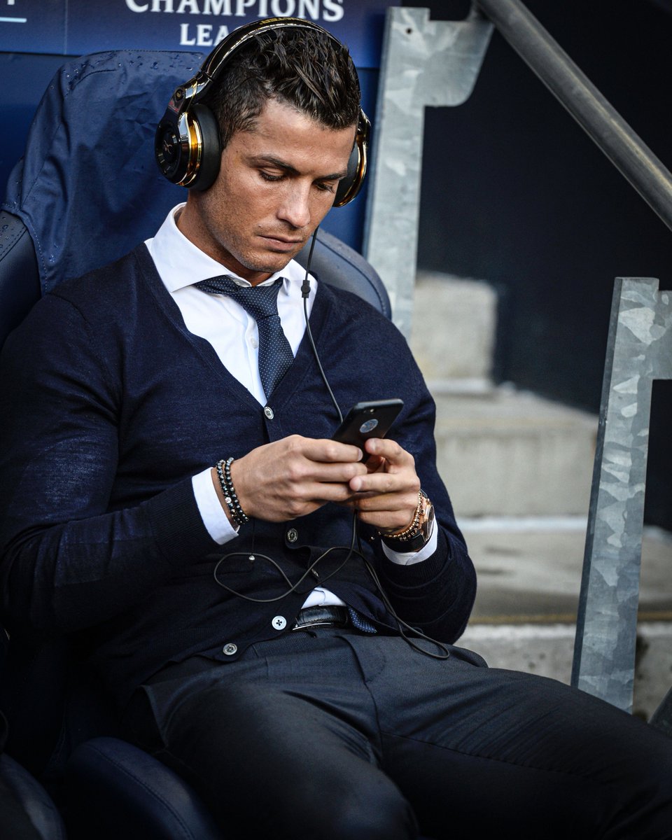 Cristiano Ronaldo is the world's first person to reach 400 million Instagram followers 📈