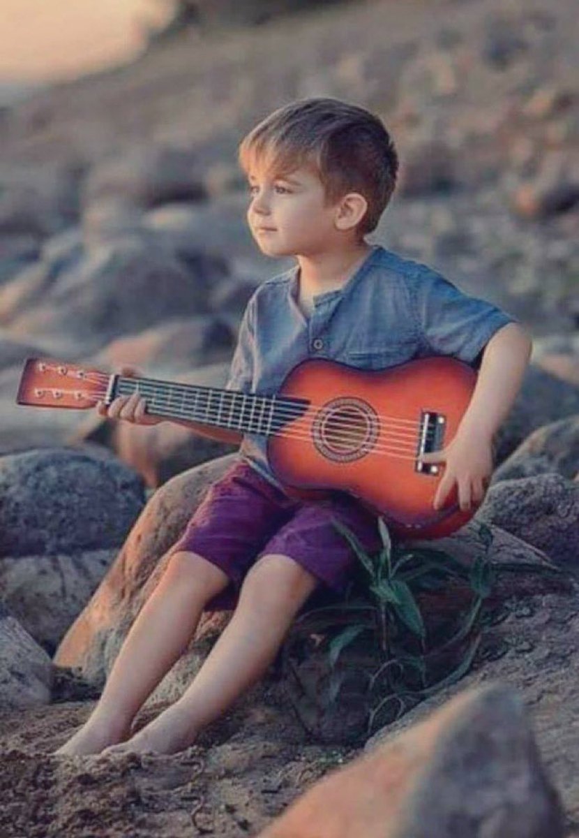 Песни жил мальчишка. Гитара для детей. Мальчик с гитарой. Фотосессия для мальчика. Мальчик на природе.