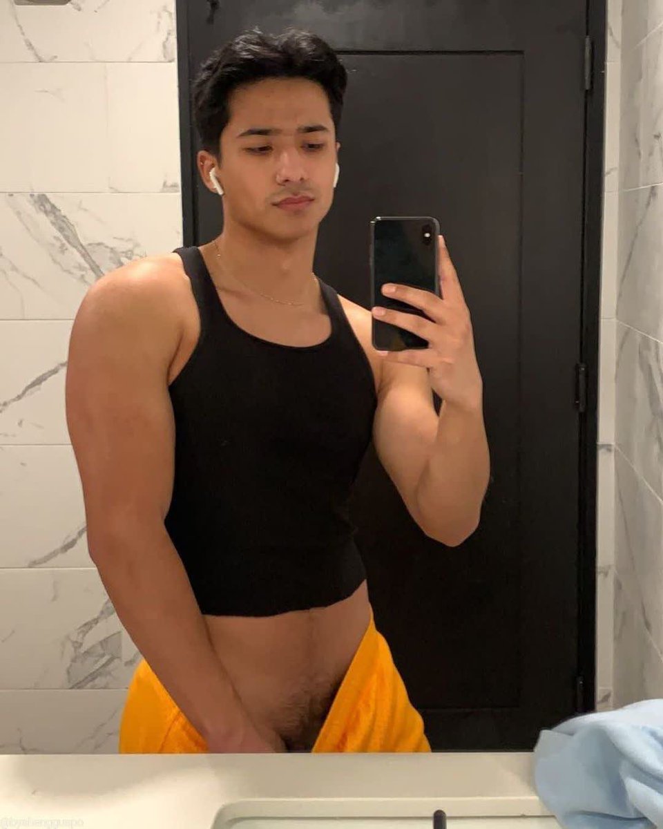 THEHYPEDBAES's tweet photo. Dammmn! He looks like he’d be good in bed. https://t.co/XUF013MAjT