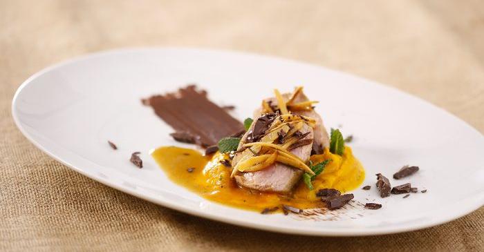 #SanValentino è alle porte ❤️
Hai già pensato al menù❓Ecco la nostra proposta raffinata e sfiziosa per te, cubotti di vitello su crema di zucca e cioccolato fondente di Chef Carlo Molon 👇 👇 
sfizioso.it/ricetta/cubott…