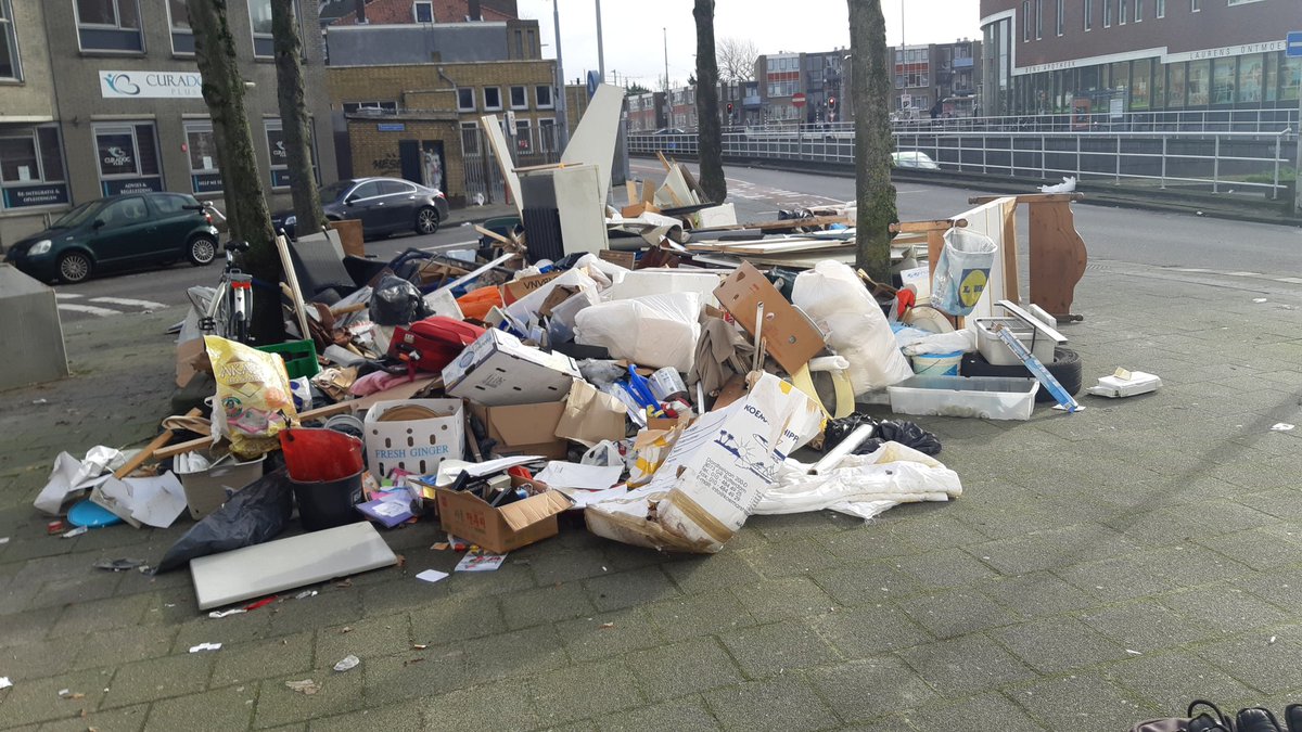 Grofvuil zonder afspraak dumpen blijft een ongekend groot probleem in Bloemhof.