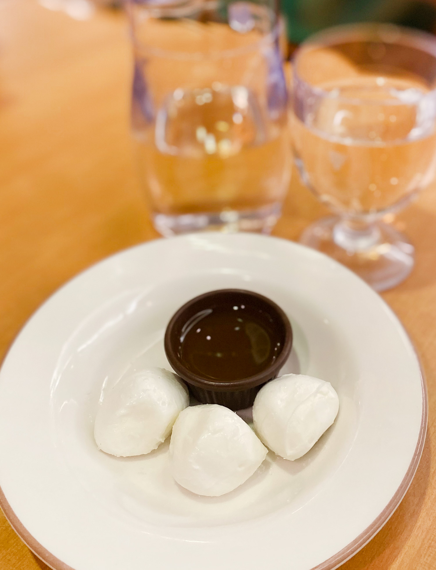 せんべろnet サイゼリヤ の バッファローモッツァレラ 300円 水牛の乳100 で作られたモッツァレラだそうで 濃厚なミルク感たっぷりでうまい オリーブオイル 塩 さらにアクセントに ブラックペッパーふってもうまい ワインがすすむ T Co