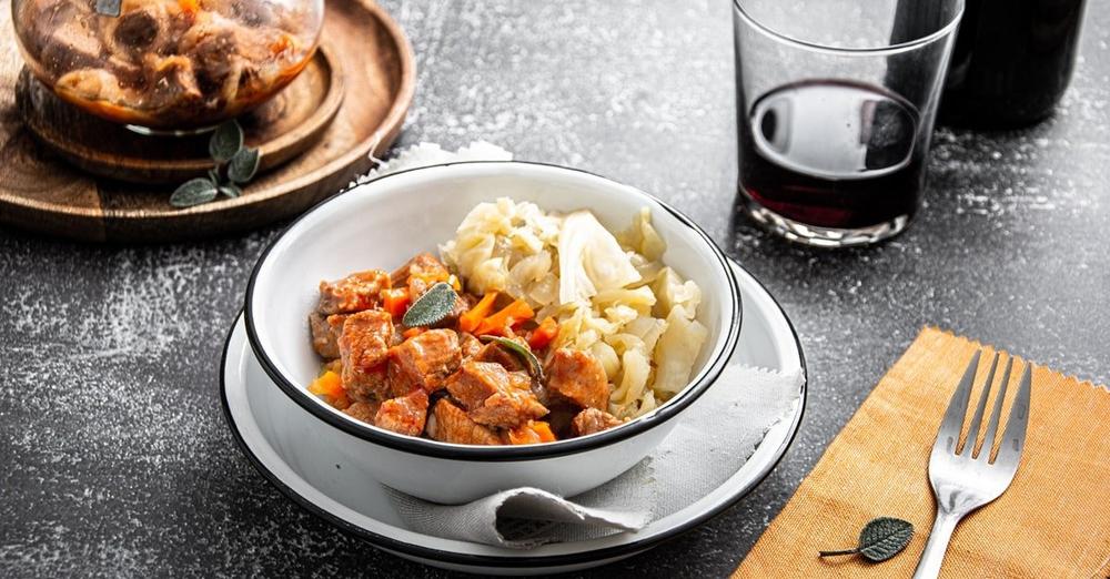 Hai mai cucinato lo #spezzatinodivitello in #vasocottura❓
Si tratta di un secondo piatto facile da preparare, gustoso e anche molto pratico 🍴
Lo puoi cucinare in anticipo e portarlo in ufficio per la pausa pranzo.
Ecco come si fa 👇
sfizioso.it/ricetta/spezza…