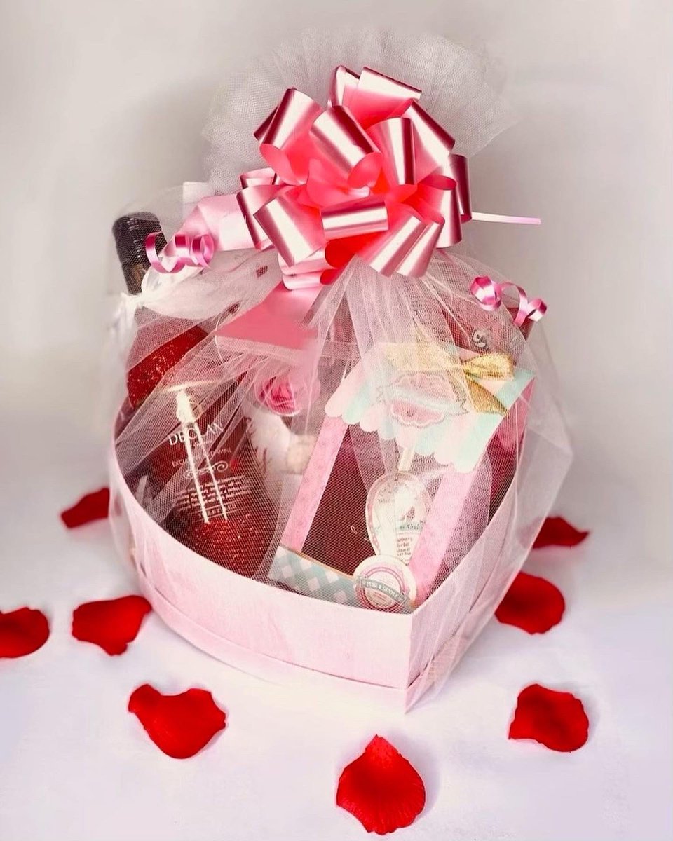 inihassan's tweet photo. 1 year ago today,I did a giveaway for Ini’s cakes Valentine’s Day packages! Doing one again this year! Same rules!
Quote this tweet and if you have no likes or retweets by 7pm today you get a free Valentine’s Day package delivered to you or your loved ones!💓 https://t.co/mWyqSXDxMa