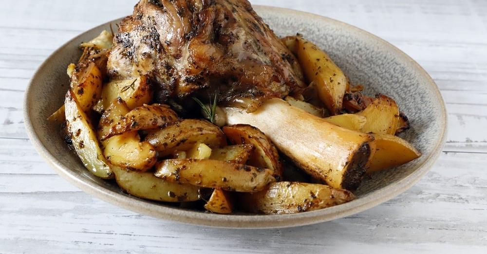 Hai presente un secondo piatto gustoso, da assaporare insieme alle patate e soprattutto con una buona birra❓🍺
Per noi è lo #stincodivitello al forno con patate, il vero piacere di questo venerdì.
Ecco la ricetta 👇
sfizioso.it/ricetta/stinco…