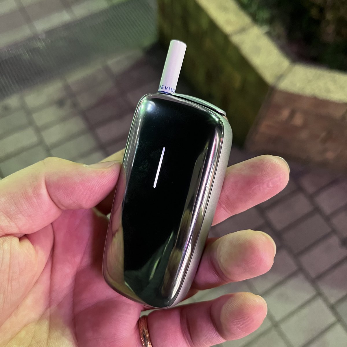 shosuga_info's tweet photo. 使ってないからあげると言われてもらったPlume Xですが…不味い。電子タバコ特有の臭いが苦手だなー。紙巻きがそのまま使えるHimasuが少し気になるけど加熱式だときっと同じような気もする。
#plumex #himasu https://t.co/Zbne1upiil