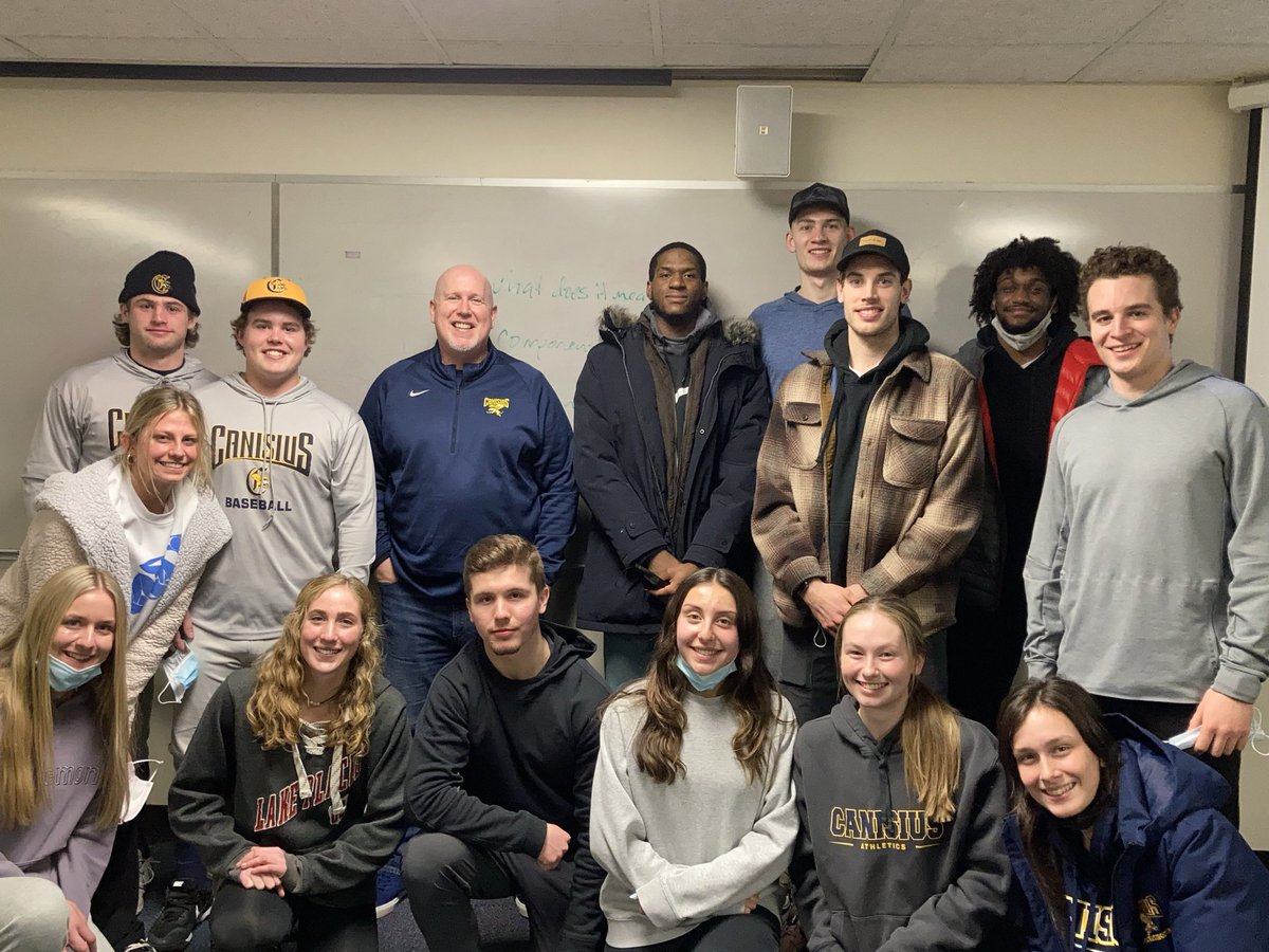 lis25lio's tweet image. Grateful for alumnus &amp;amp; hall of fame member @JeffOB_Ldrshp who continues to pour into @GoGriffs student-athletes. Closed out our last session of Golden Griffin Leadership Academy last night talking emotional intelligence!  #LearnLead #GrowthMindset #GRIFFS #LeadershipDevelopment