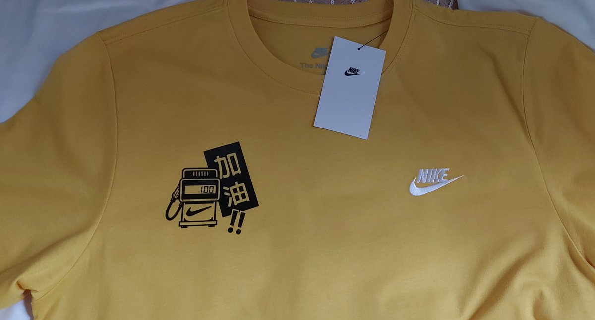 flatinsixth's tweet photo. Went back to the store on Sunday so see how the artwork had progressed, very nice!! 👌 Going to be some piece when it's finished!🙌Picked up a plain yellow #Nike t-shirt, got a @MrLeeLives design printed onto the T inside the store and got him to sign it!! 👌
Thanks Mr Lee. 🤜🤛 https://t.co/rv5h8C7eAE