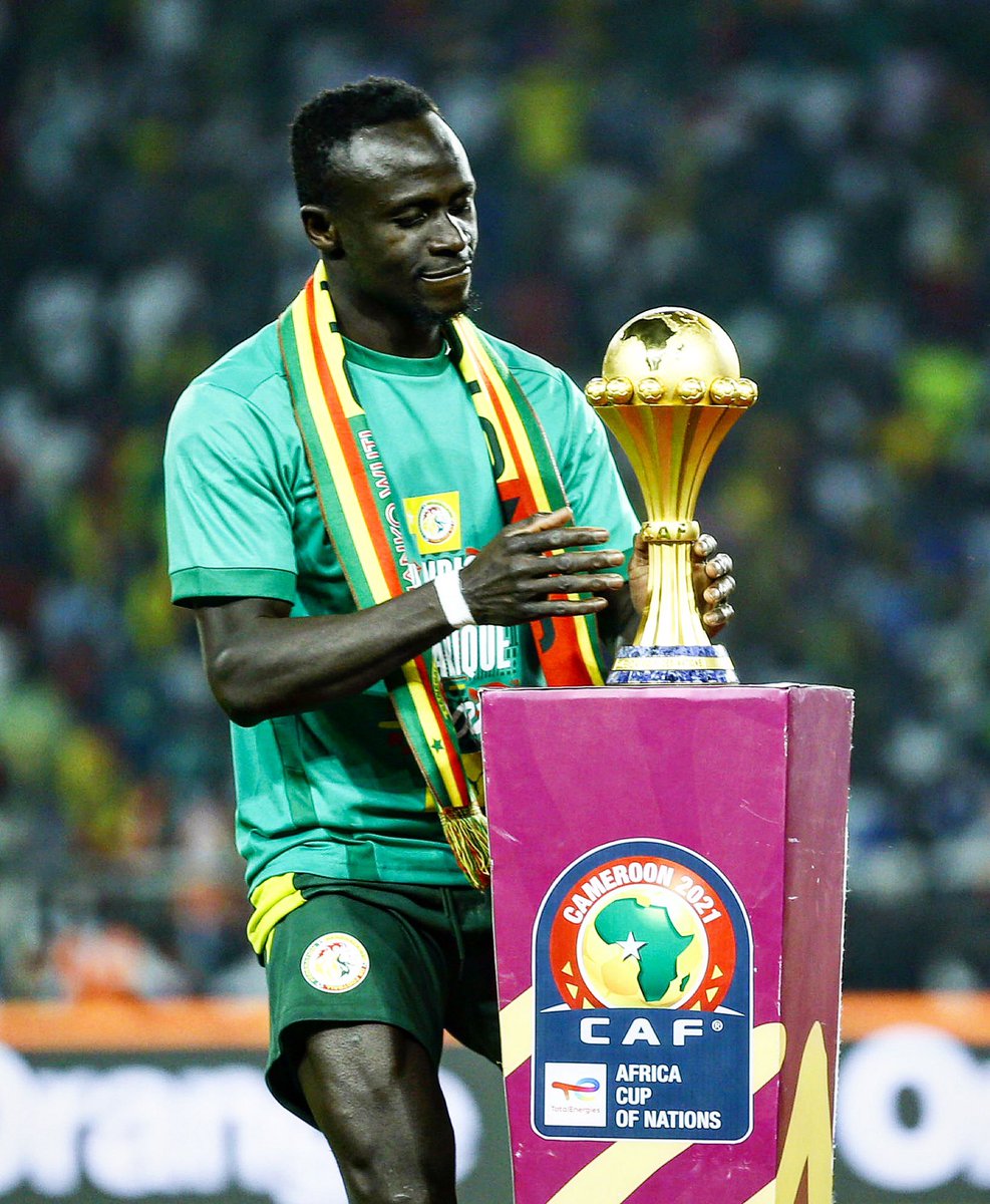 SiaranBolaLive's tweet photo. Sadio Mané 2019: "Untuk apa saya memiliki 10 Ferrari, 20 jam tangan berlian &amp; 2 pesawat? Saya bisa membantu orang-orang di Negaraku dengan membangun sekolah, menyediakan pakaian, makanan... Saya lebih memilih menerima sedikit dari apa yang telah diberikan kehidupan kepada saya” https://t.co/grbzODCKip