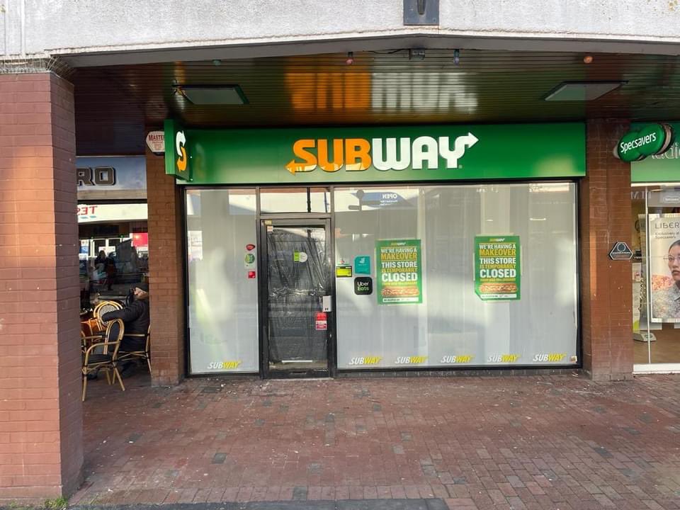 A fantastic fascia tray, projecting sign and brilliant illuminated built up letters completed for another Subway store! 
Such an amazing effort from all our teams involved!

#subway #teamwork #signmakers #signage #fascia #builtupletters #illumination