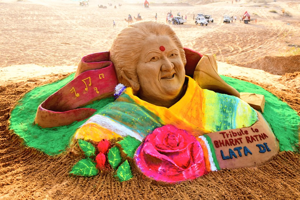 sandartistajay's tweet photo. Today my sand art in #pushkar_desert tribute to @mangeshkarlata #Lata #Lataji https://t.co/hgzVIyrjTb