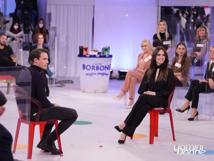 MikeleS03's tweet photo. Ospiti della puntata odierna di #UominieDonne saranno #AndreaNicole e #Ciprian

In onda alle 14:45 su #Canale5. https://t.co/A659uaTo1B