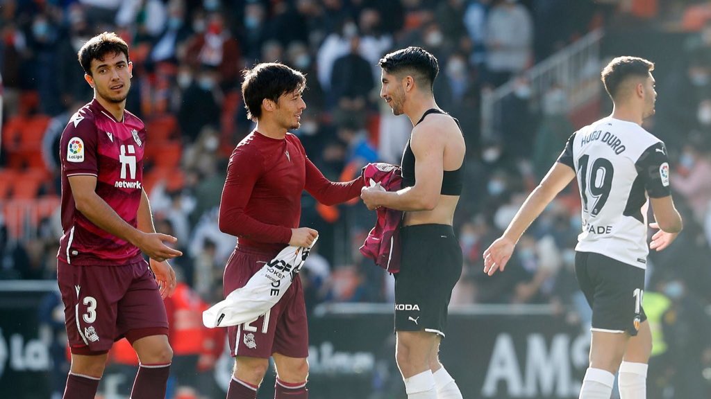 Carlos10Soler's tweet photo. Un placer coincidir contigo en este campo después de haberte admirado durante tantos años. 
Trayectoria más que envidiable 👏🏼 @21lva https://t.co/OmelLeCl4n