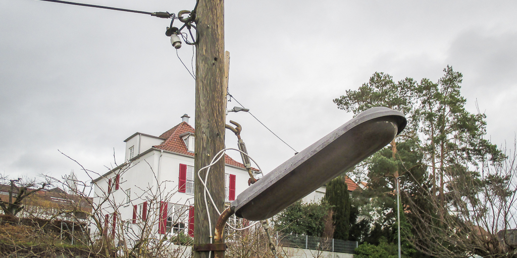 In #Esslingen musste die Straßenbeleuchtung in Teilen der Lenzhalde und „Am schönes Rain“ wegen eines Kabelschadens vom Netz genommen werden. Eine Spezialfirma übernimmt die Reparatur der Freileitung am 21. Februar. unterwegs.esslingen.de/start/aktuelle…