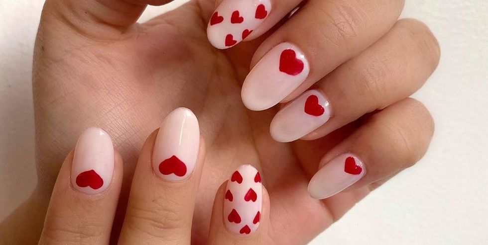 маникюр на день рождения. маникюр на короткие ногти с сердцем. ногти на день влюбленных 2024. маникюр ко дню влюбленных на миндаль. маникюр с сердечками.