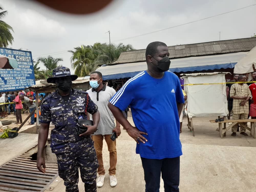 FAnnohDompreh's tweet photo. I was at the scene of a fatal road accident at "Nsawam Mobil", which claimed 5 lives &amp; left 12 people with serious injuries. I pray for the peaceful repose of the deceased &amp; speedy recovery of the injured. Emergency services &amp; police are also at the scene managing the situation. https://t.co/NazfyoMIGF