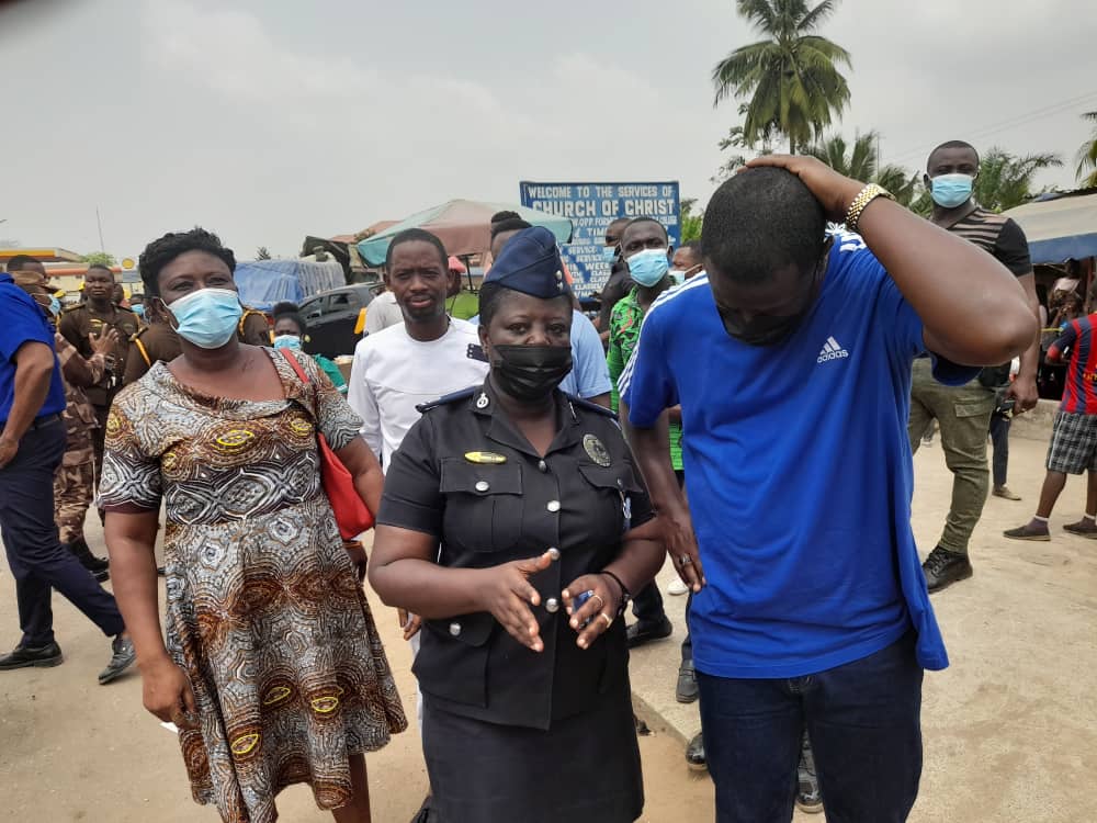 FAnnohDompreh's tweet photo. I was at the scene of a fatal road accident at "Nsawam Mobil", which claimed 5 lives &amp; left 12 people with serious injuries. I pray for the peaceful repose of the deceased &amp; speedy recovery of the injured. Emergency services &amp; police are also at the scene managing the situation. https://t.co/NazfyoMIGF