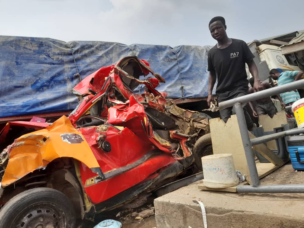 FAnnohDompreh's tweet photo. I was at the scene of a fatal road accident at "Nsawam Mobil", which claimed 5 lives &amp; left 12 people with serious injuries. I pray for the peaceful repose of the deceased &amp; speedy recovery of the injured. Emergency services &amp; police are also at the scene managing the situation. https://t.co/NazfyoMIGF