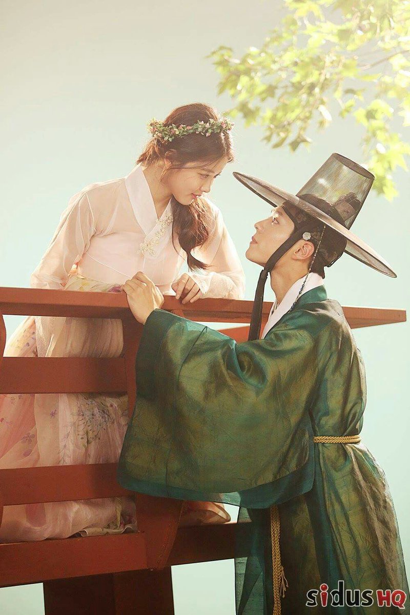 boyoolover101's tweet photo. Stare and Fall In love🥰🥰❤️
#BoyooCouple #BoyooForever #KimYooJung #ParkBoGum #LoveInTheMoonlight #MoonlightDrawnbyClouds @BOGUMMY https://t.co/vWVbLnx1sW