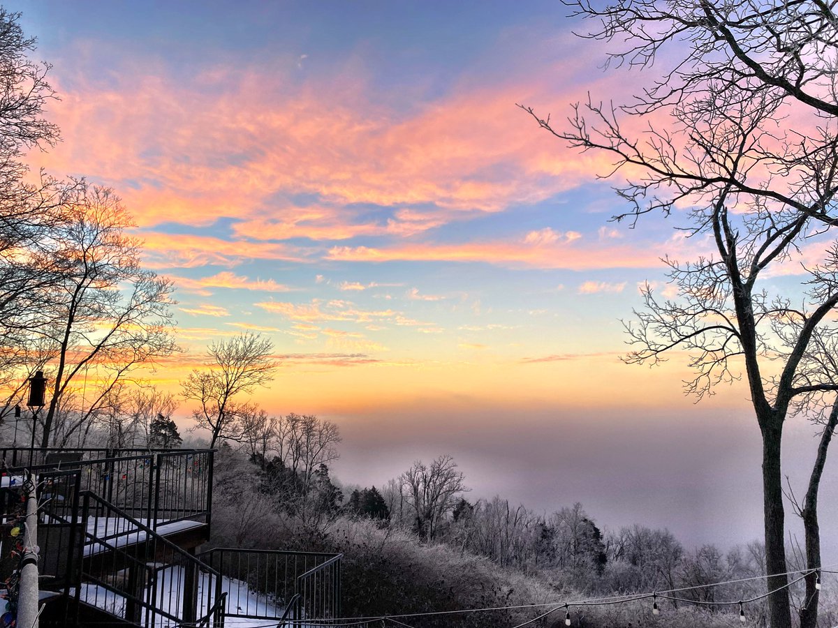 KathyLawler's tweet photo. Winter is pretty #cincyskies #goodsky https://t.co/57f4vdGf72