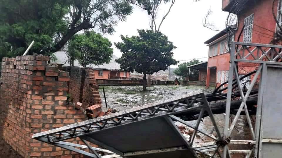 20 Tote, zerstörte Häuser und beschädigte Infrastruktur: Helfer erfassen die Schäden an der Ostküste in #Madagaskar nach #Zyklon #Batsirai noch. Fotos zeigen #Ramofana, #Vohiposa, #Farafangana und #Fianarantsoa.
1.-3. 📷 ⁦<a href="/Welthungerhilfe/">Welthungerhilfe (WHH)</a>⁩
4. 📷⁦<a href="/HI_Deutschland/">Handicap International DE</a>⁩