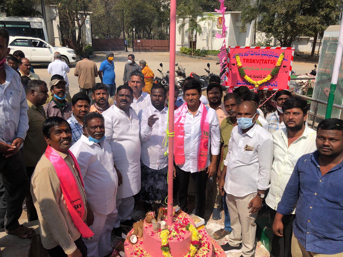 MarriRajasekar's tweet photo. నేడు సుచిత్ర సర్కిల్ లో నూతనంగా TRSKV జెండా ఆవిష్కరణ కార్యక్రమంలో #TRSKV ఆటో యూనియన్ రాష్ట్ర అధ్యక్షుడు @vemulamaraiah2 గార్లతో కలసి నిర్వహించడం జరిగింది
ఈ కార్యక్రమంలో #TRS సీనియర్ నాయకులు, సుచిత్ర ఆటో స్టాండ్ అధ్యక్షులు మరియు ఆటో డ్రైవర్స్ తదితరుల పాల్గొన్నారు. https://t.co/HW4PAOAT21