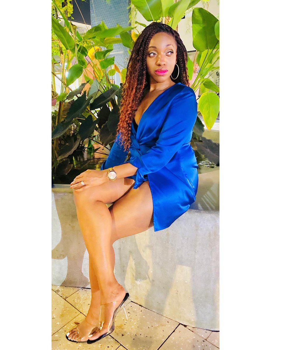 Ke_Tore's tweet photo. ME: Imma Capricorn, you a Capricorn we should be friends! ♑️
@KingJames : (smacks lips) When yo birthday?!
ME: January 13!
LEBRON: Happy Birthday!😊❤️
#lebronjames
#mcm
#capsrunnit
#miami
#bdayshenanigans
#capricorn
#queen
#naturalista
#melanin
#nolimits
#lakeshiabee https://t.co/IzvC9EaQ8q