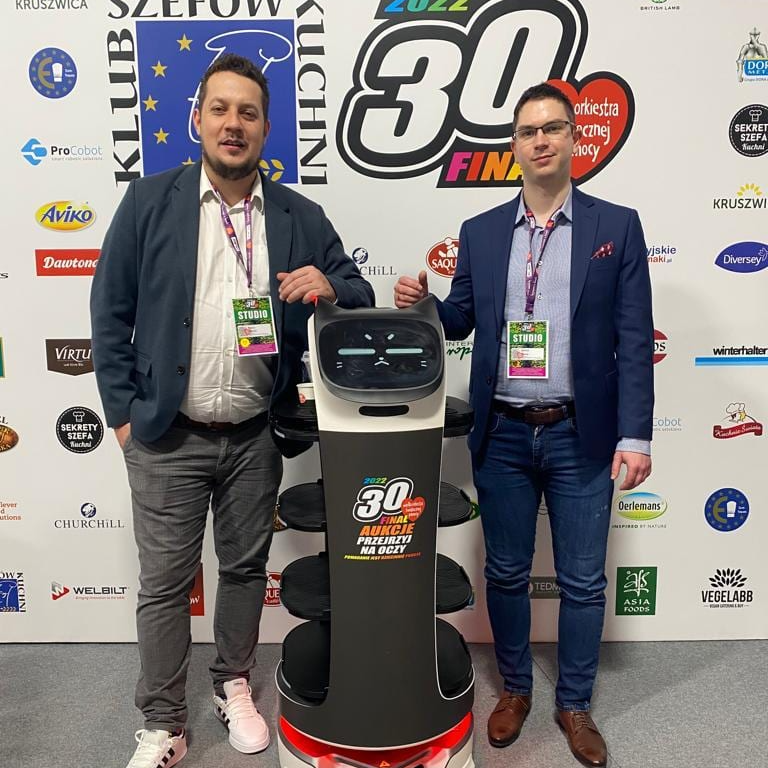 ProCobot_pl's tweet photo. Wczorajszy 30-ty finał WOŚP był niesamowity.

Graliśmy razem z Klubem Szefów Kuchni na Placu Defilad w Warszawie. Magia, która miała tam miejsce, na długo pozostanie w naszych sercach! Dziękujemy w szczególności @fundacjawosp oraz Klub Szefów Kuchni.

#wosp2022 #PrzejrzyjNaOczy https://t.co/5ViFu340Lo