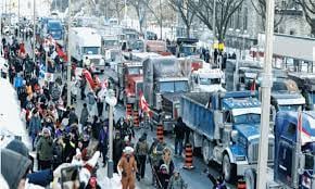 कनाडा के प्रधानमंत्री आवास को 50 हजार ट्रक चालकों ने 20 हजार ट्रकों के साथ घेरा, प्रधानमंत्री जस्टिन ट्रूडे परिवार के साथ गुप्‍त स्‍थान पर भागे - जिन अतिवादियों का समर्थन किया, वही गले का काँटा बने :
कनाडा में 50 हजार ट्रक चालकों ने अपने 20 हज़ार ट्रकों के साथ राजधानी ओटावा