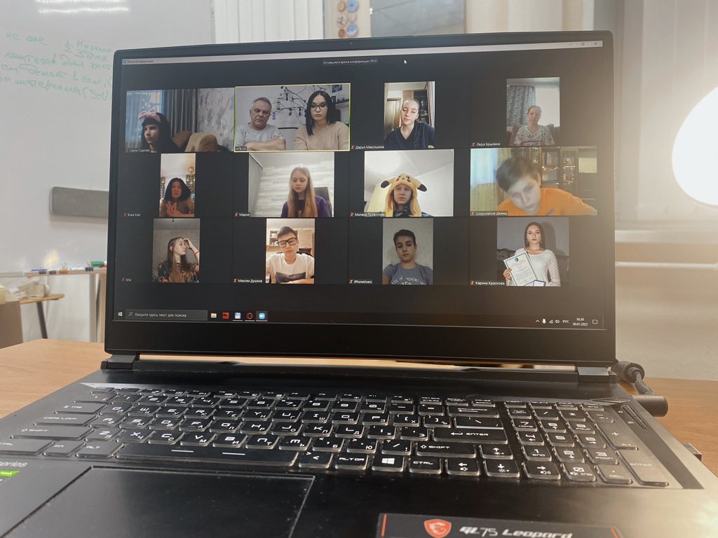 В четверг состоялся 260 выпуск #ТелеперелачаЛестница. Журналисты #СтудияАвтор с руководителями собрались в Zoom. Они обсудили юбилейный выпуск, после этого поговорили о планах на будущий эфир. Следите за нашими новостями.
#ОбразованиеЗаречныйЗАТО 
#ЗаречныйЗАТО 
#ДТДМЗаречный