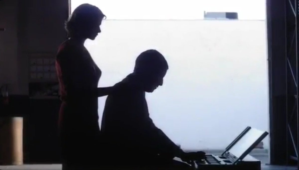 TheCinesthetic's tweet photo. Punch-Drunk Love (2002) dir. Paul Thomas Anderson https://t.co/5htPZhYltE