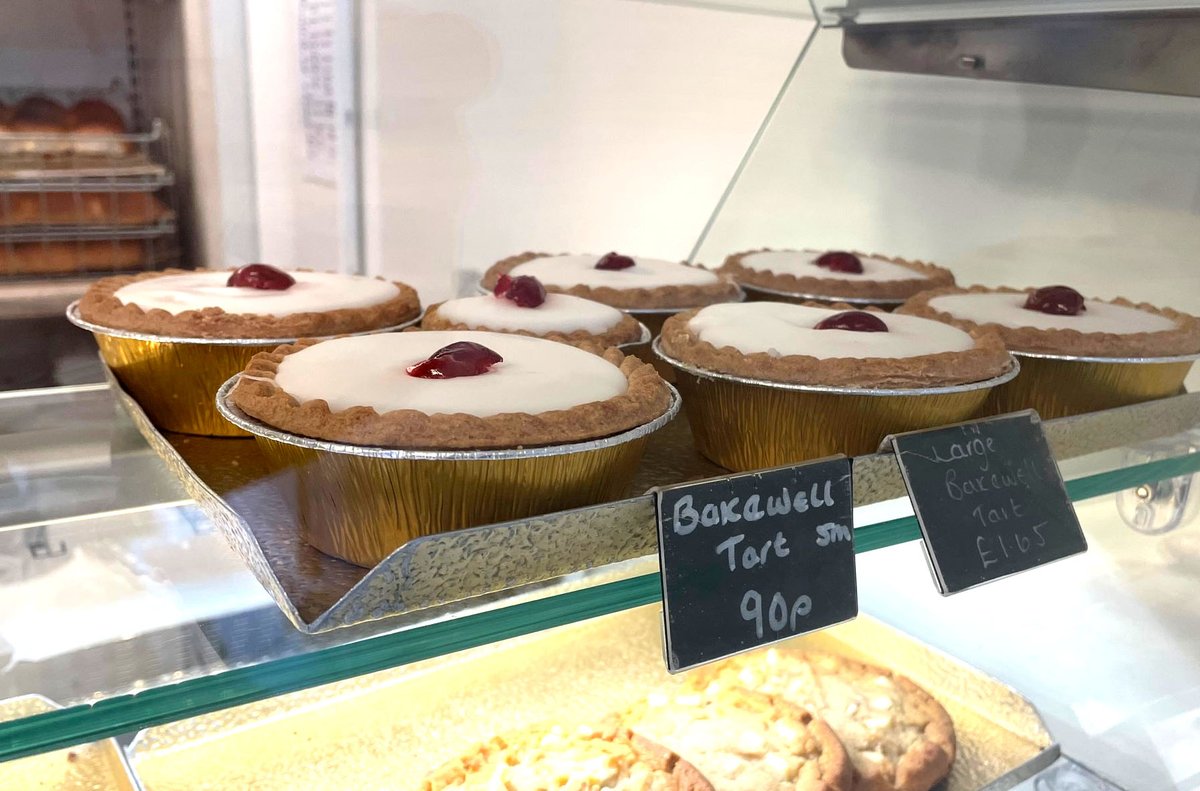 i2rpackaging's tweet photo. These XL cherry bakewells are huge! Do you think you could finish one? We'd give it a good go here at i2r 🍴 #piefoils #bakerygoods #bakerypackaging https://t.co/dxSq9eAalP https://t.co/FyYCeZtM4z