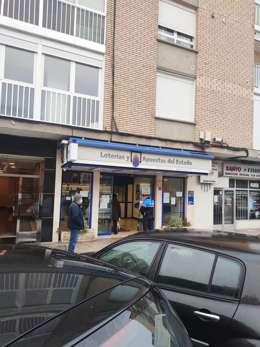 El coche aparcado en un vado (lleva 10 minutos) y es que resulta que espera a su compañero que esta.... Haciendo cola para jugar a la Lotería.
España en su máxima expresión.