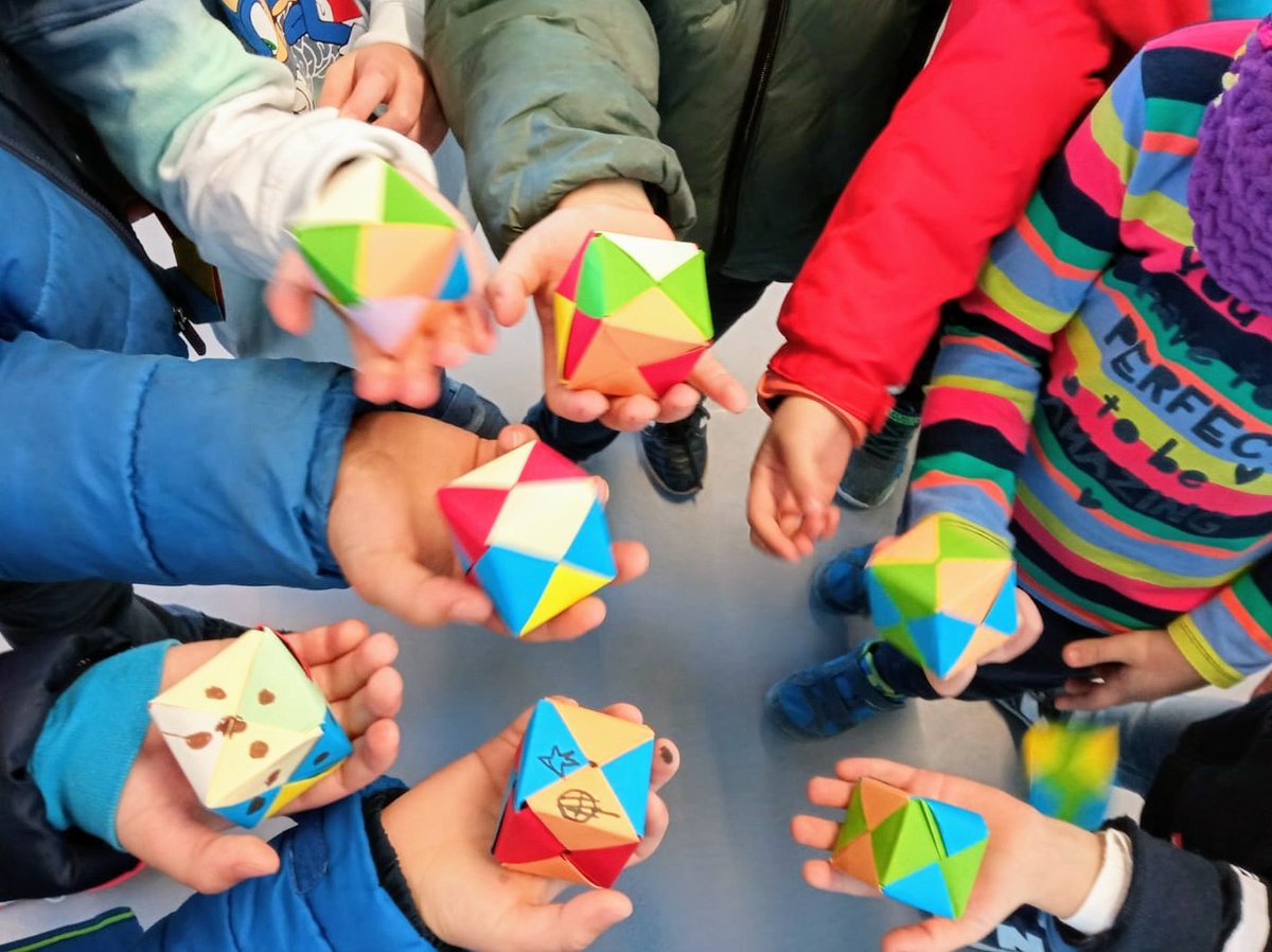 LABCLUBbcn's tweet photo. Fent #hexaedres amb #origamimodular a la @bibliomolins. #origami #geometria #STEAM #hexaedre #BibliotecaelMolí https://t.co/YNaKuLZnCn