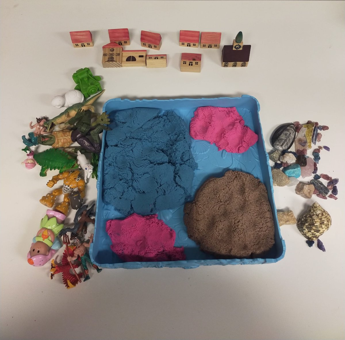 roundaboutdrama's tweet photo. Using sand trays with a mixture of objects can be a sensory, imaginative and containing activity to do during a dramatherapy session. #essentialthings in #dramatherapy https://t.co/snfCeXiEPX