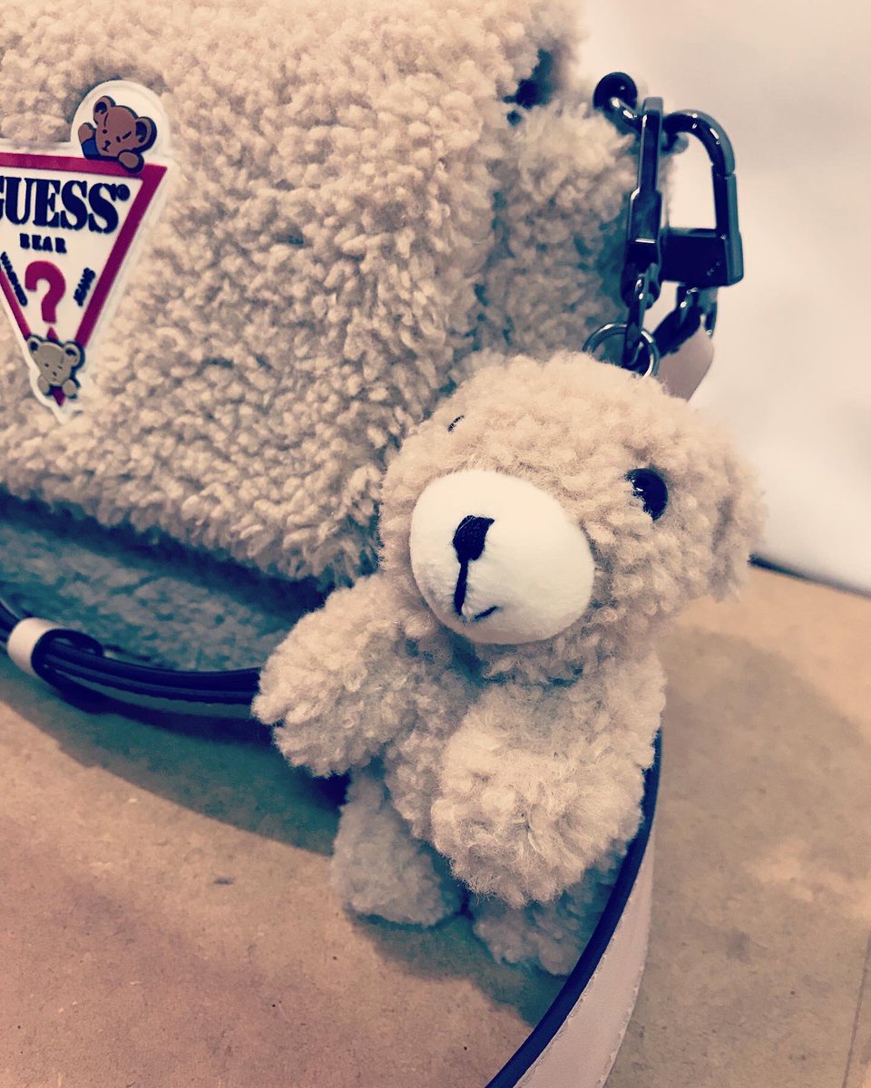 edakanfurugi's tweet photo. GUESSのOriginals Bear Crossbody Flapを買い取らせて頂きました！
クマのチャームとフワフワのバッグが可愛いです🐻
状態の良い美品です！ありがとうございました😊

#guess #guessbag #bear #くまちゃん #ショルダーバッグ #古着 #藤枝鑑定団 https://t.co/HcsZyToqkW