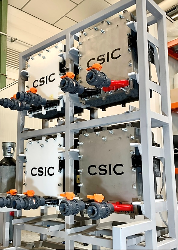 CSIC_VAACT's tweet photo. 📢Investigadores de la @PTI_TRANSENER trabajan en la fabricación de una batería de flujo redox de 50 kW con química de vanadio, y en su integración en un campo solar.
➡️https://t.co/MlpC22YHdZ
#BFR #VBFR #eficienciaenergetica #almacenamientoenergia #sistemasrenovables #PTIs https://t.co/HHRv6Nma5o