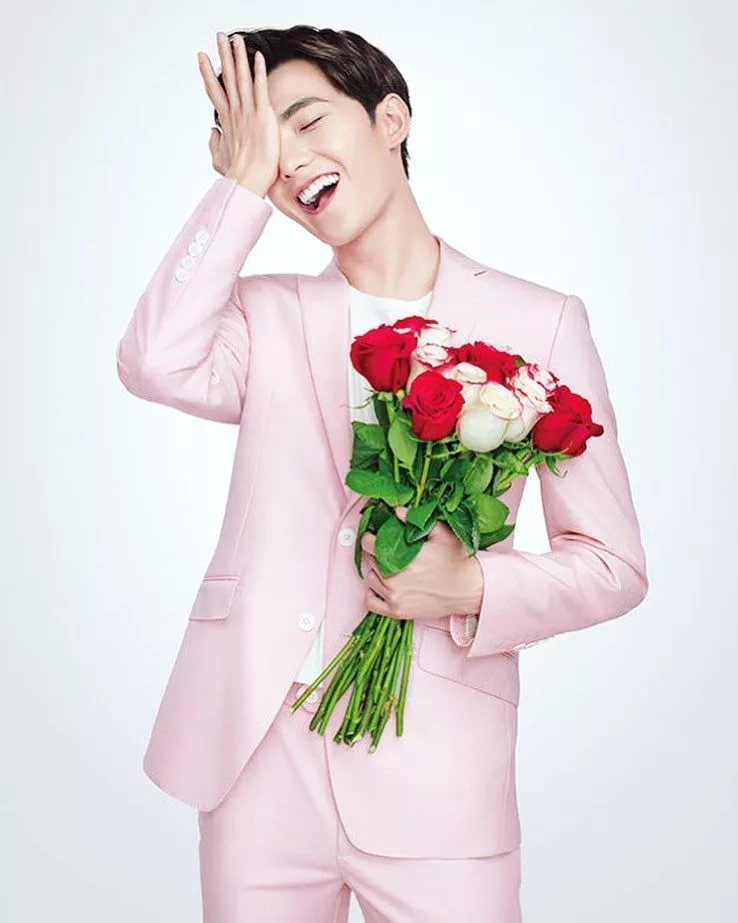 В Китае не принято приносить цветы хозяйке дома. Считается, что этим гости подчеркивают, этот дом настолько некрасивый, что они приносят украшения с собой.