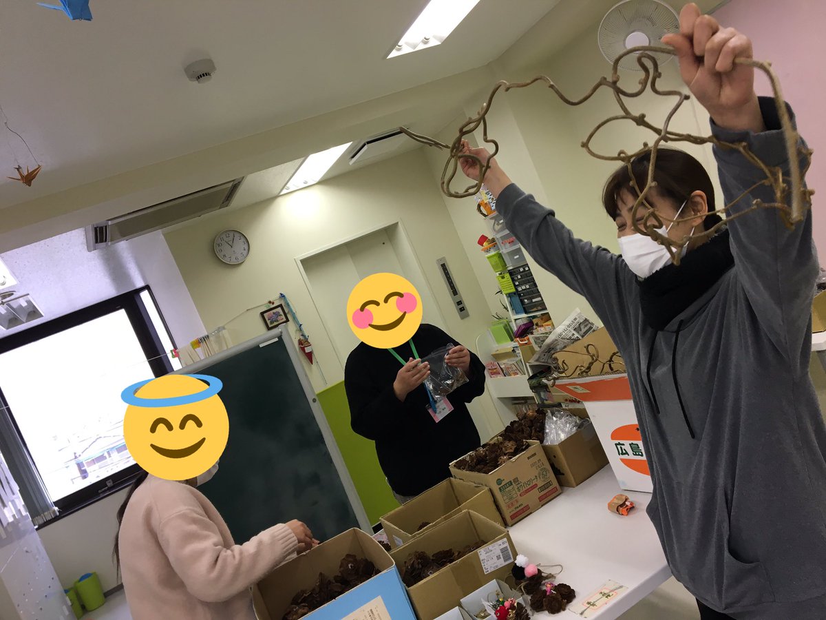 limegreen5552's tweet photo. 松石スタッフ、謹慎明けで
大はしゃぎ！？

コツコツ仕分け作業に徹する
クラフト部メンバー様と
本日届いたキウイのツル🥝で
遊ぶスタッフの図

子育て中のスタッフ揃いで
明日は我が身。
濃厚接種者家族は
自宅待機明けは

はしゃいでいます。

日々、気をつけながら
今週のクラフト部スタートです。 https://t.co/iuasJ9KVU9