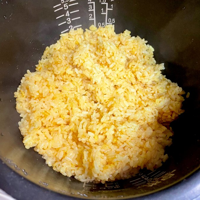 ターメリックライスを炊きます 炊いてる間にミートソースとホワイトソースを作っておきまして 