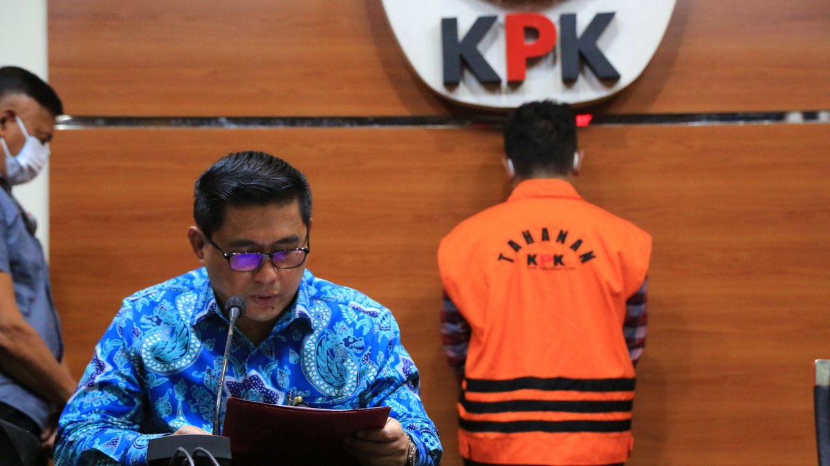 KPK_RI's tweet photo. [SIARAN PERS] KPK menetapkan tiga orang tersangka dalam perkara dugaan tindak pidana korupsi berupa penerimaan hadiah atau janji terkait pengajuan Dana Pemulihan Ekonomi Nasional (PEN) untuk Kabupaten Kolaka Tahun 2021. Jakarta, 27 Januari 2022. (1/3)
🔗https://t.co/HsrEPCRDAc. https://t.co/QuIagbq9iy