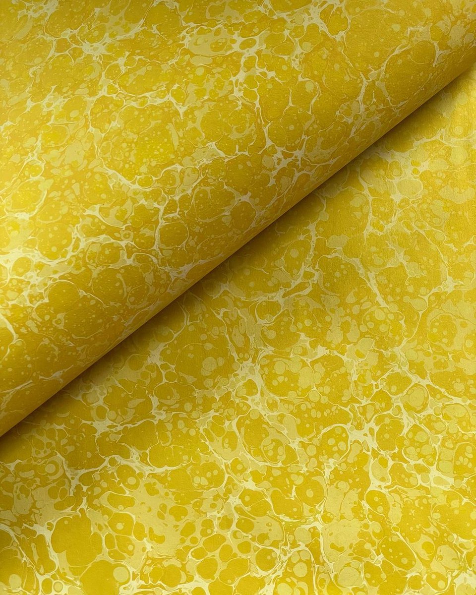 RealtPaperLtd's tweet image. Marbled acrylic on a @colorplanpapers Chartreuse base paper in 135gsm by Emily Romero Marbling.

#ColorplanChartreuse
#marbling