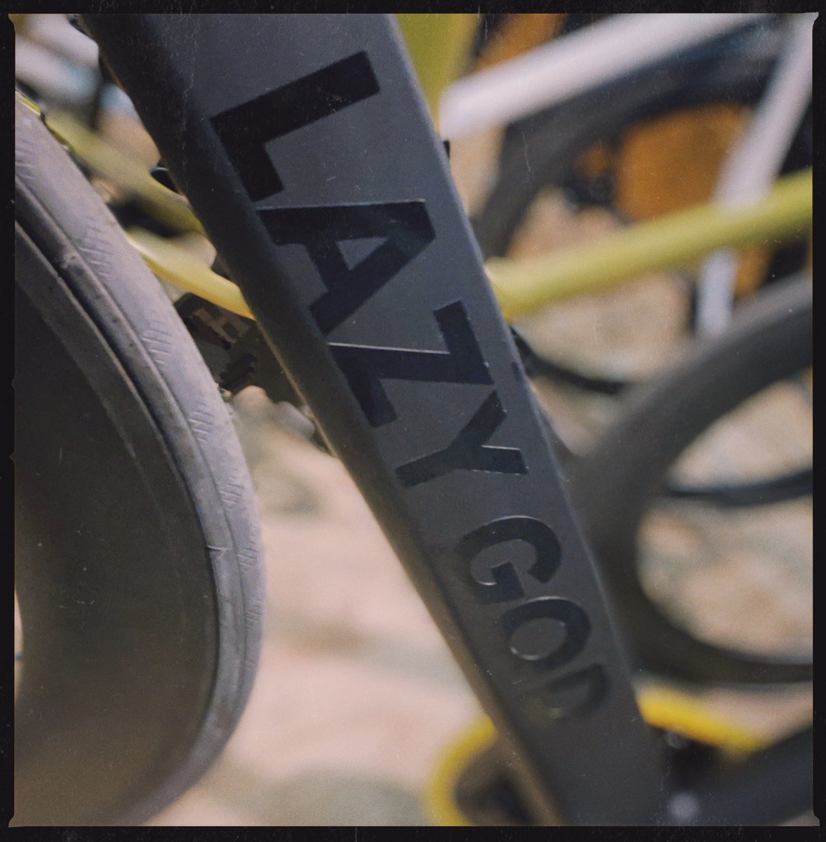 Ulka_Sasaki's tweet photo. 初LEADER記念🚲
グリップとチェーンは黄色🟡
LAZY GODも💯

乗り倒そう☀️

@brotures_harajuku #LEADER735 https://t.co/h6VFUOmJtE