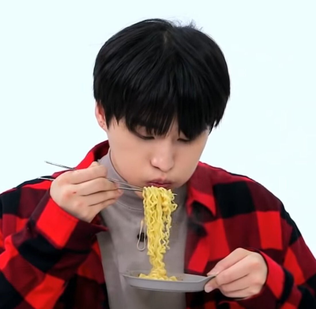 영현이 밥 먹을 때 후- 불면서 음식 쳐다보는거
어떻게하면 한 입에 깨끗하게 와앙- 먹을 수 있을까
하는 완전 사냥놀이하는 고양이 같음,,