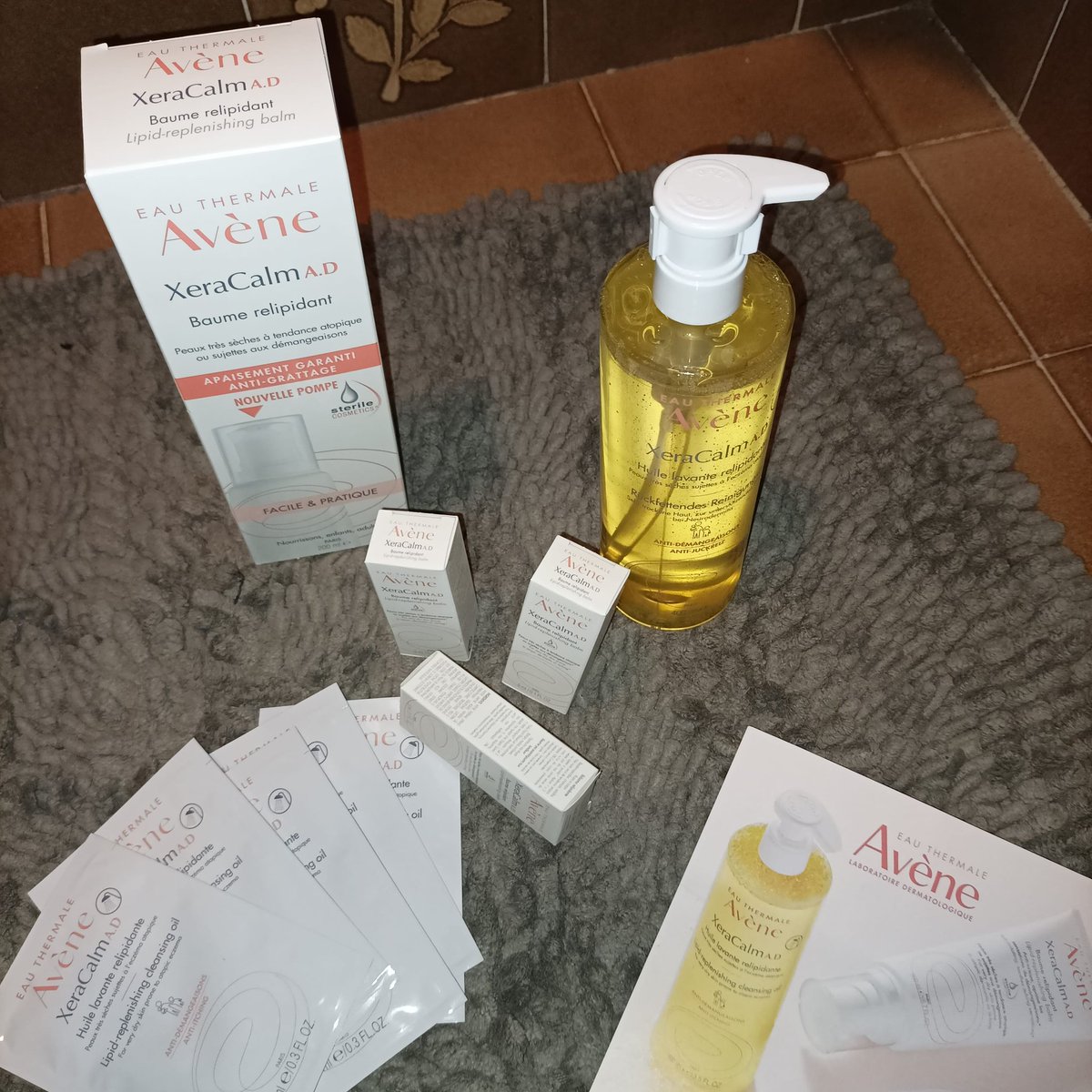 Lapinteuse's tweet photo. #sampleo #Avenemoment #xeracalmbelgium au top, peau douce qui sent bon mais pas trop fort. Huile est aussi efficace dans le bain. La crème est bien riche et mon visage est tout doux. https://t.co/PxsJhzf6nf https://t.co/zVpxemNUrh