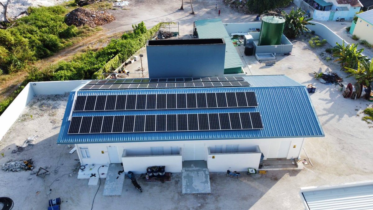 TeamFenaka's tweet photo. In keeping with our commitment to renewable energy, we have installed 26.28kWp solar PV on the roof of N.Miladhoo powerhouse. This installation assures that the powerhouse's whole electrical requirement is met by renewable energy. (1/2) https://t.co/xt1bmUoine